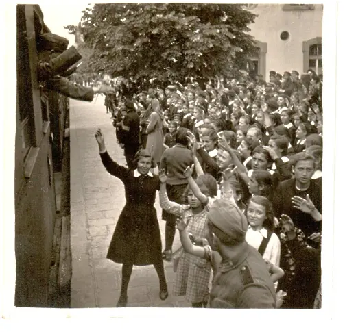 Колекционерът Любомир Иванов дари уникални исторически фотографии на читалището в Мездра
