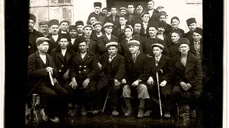 Колекционерът Любомир Иванов дари уникални исторически фотографии на читалището в Мездра
