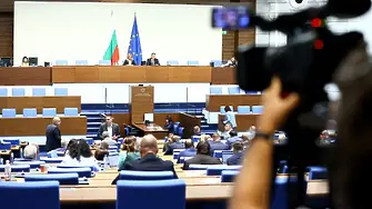 Парламентът се събира на извънредна сесия