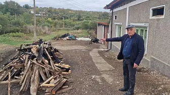 Не го оставиха сам след пожара: Цяло село се обедини, за да помогне на 70-годишен мъж