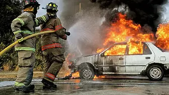 Запали се кола до училище в Пловдив, гумите се спукаха с гръм