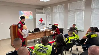 Пътни полицаи от Плевен преминаха специализирано обучение за първа помощ при тежки катастрофи