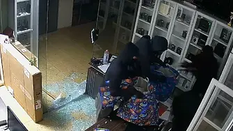 За две минути: Четирима маскирани обрали магазин за мобилни телефони 