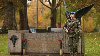 Днес е Деня на военния парашутист