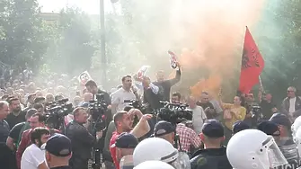  Водни оръдия, сълзотворен газ и звукови гранати на протестите в Тирана