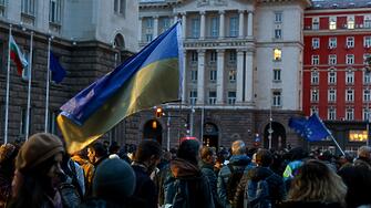 Протестиращи се събраха в центъра на София с искане за оставките на Радев и Йотова