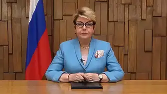 Митрофанова подари на Сакскобургготски скулптура на цар Борис III, изработена от сина ѝ (СНИМКА)