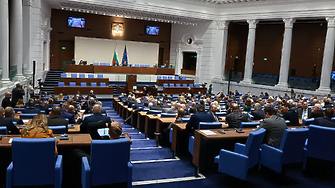 Депутатите обсъждат промени в железопътния транспорт, четирима министри са на парламентарен контрол