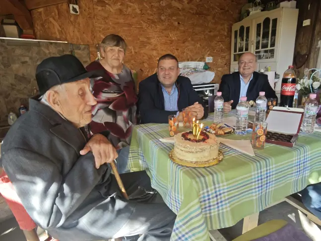 Дядо Литко от плевенското село Николаево отпразнува своя 100-годишен юбилей с бодър дух и усмивка