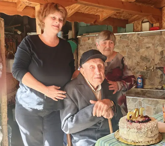 Дядо Литко от плевенското село Николаево отпразнува своя 100-годишен юбилей с бодър дух и усмивка