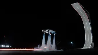 Tesla представи летяща кола (ВИДЕО)