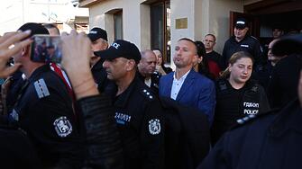 Изведоха с белезници кмета на Белица Радослав Ревански, Пеевски заговори за репресия