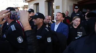 Изведоха с белезници кмета на Белица Радослав Ревански, Пеевски заговори за репресия