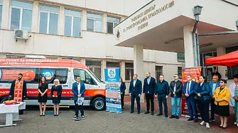 РЦТХ-Плевен получи като дарение специализиран мобилен пункт за кръводаряване  