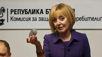 Мая Манолова и земеделския министр Пламен Абровски на проверка в склад на търговска верига