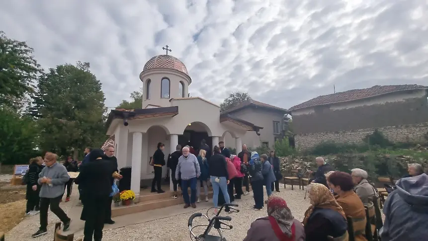 Новопостроеният параклис „Св. Параскева“ посреща хората в плевенското село Тученица