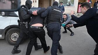 Докараха тримата заподозрени за смъртта на Слави Бинев в СДВР 