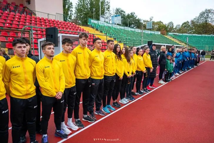 Обновената лекоатлетическа писта на стадион „Христо Ботев“ във Враца е официално открита