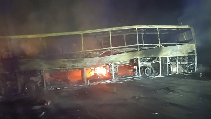 Двама души са загинали, след като автобус с пътници и два камиона се запалиха след катастрофа на пътя Русе-София