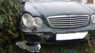 Взел колата на баща си: 14-годишен се заби в ограда в Разградско