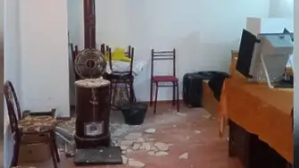 Инцидент в изборна секция: Парчета от тавана се срутиха