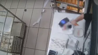 „Живеем в постоянен страх“: Психично болна жена напада минувачи и нахлу с нож в закусвалня във Варна