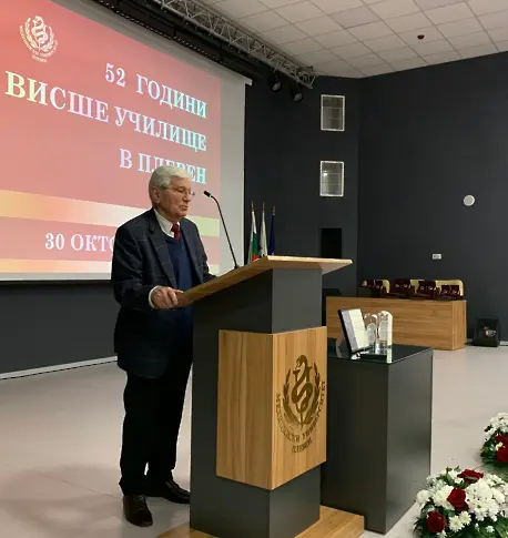 МУ-Плевен отбеляза 52 години от основаването си с тържествен Академичен съвет и отличия за преподаватели
