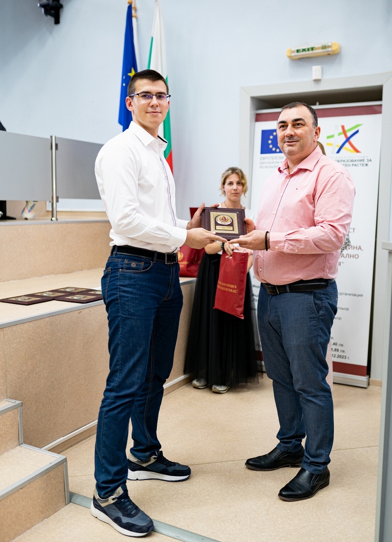 Връчиха наградите "Най-изявен студент" и "Аз владея български език" на тържествен Академичен съвет в МУ-Плевен