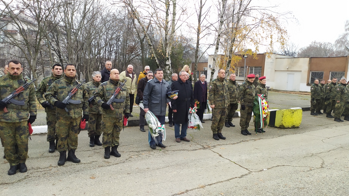 С панихида почетоха загиналите в Ирак военнослужещи от 5-та Шипченска механизирана бригада