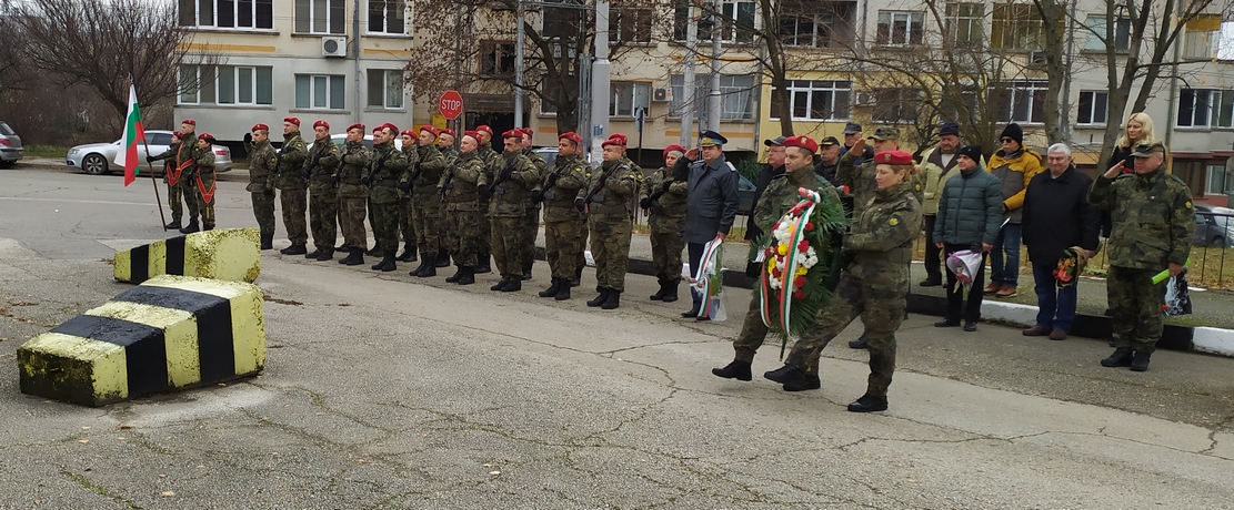 С панихида почетоха загиналите в Ирак военнослужещи от 5-та Шипченска механизирана бригада