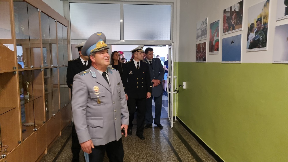 В СУ Иван Вазов откриха изложба на военния фотограф Вяра Йовева