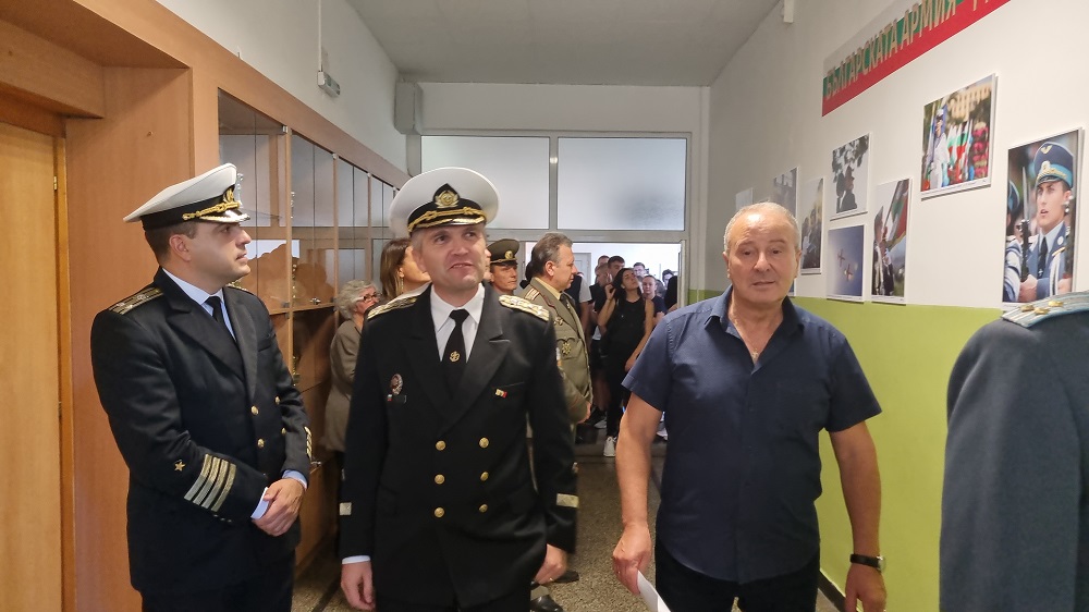 В СУ Иван Вазов откриха изложба на военния фотограф Вяра Йовева