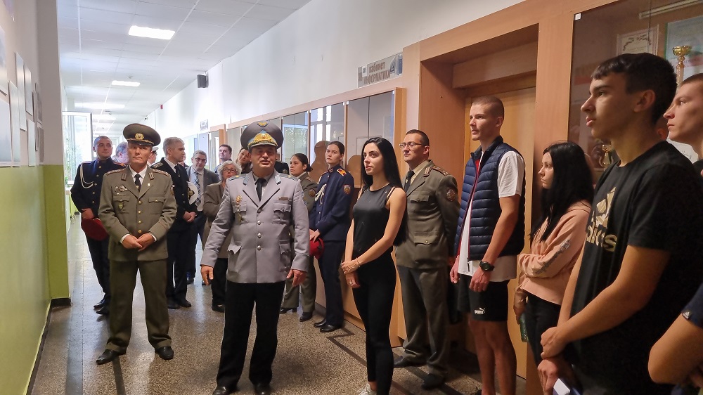 В СУ Иван Вазов откриха изложба на военния фотограф Вяра Йовева