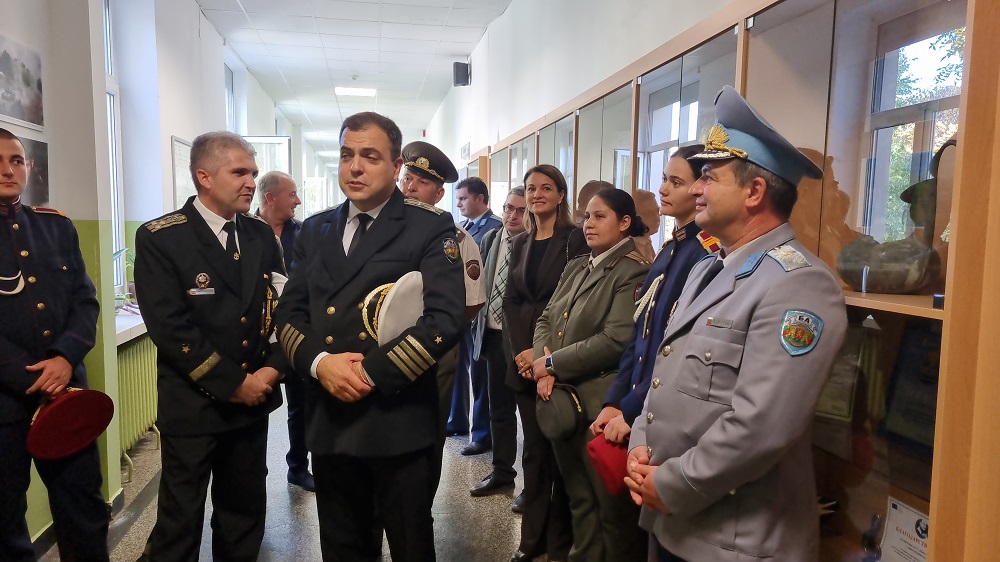 В СУ Иван Вазов откриха изложба на военния фотограф Вяра Йовева