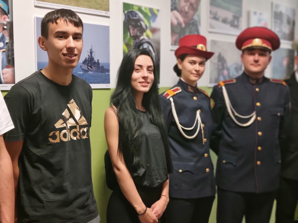 В СУ Иван Вазов откриха изложба на военния фотограф Вяра Йовева