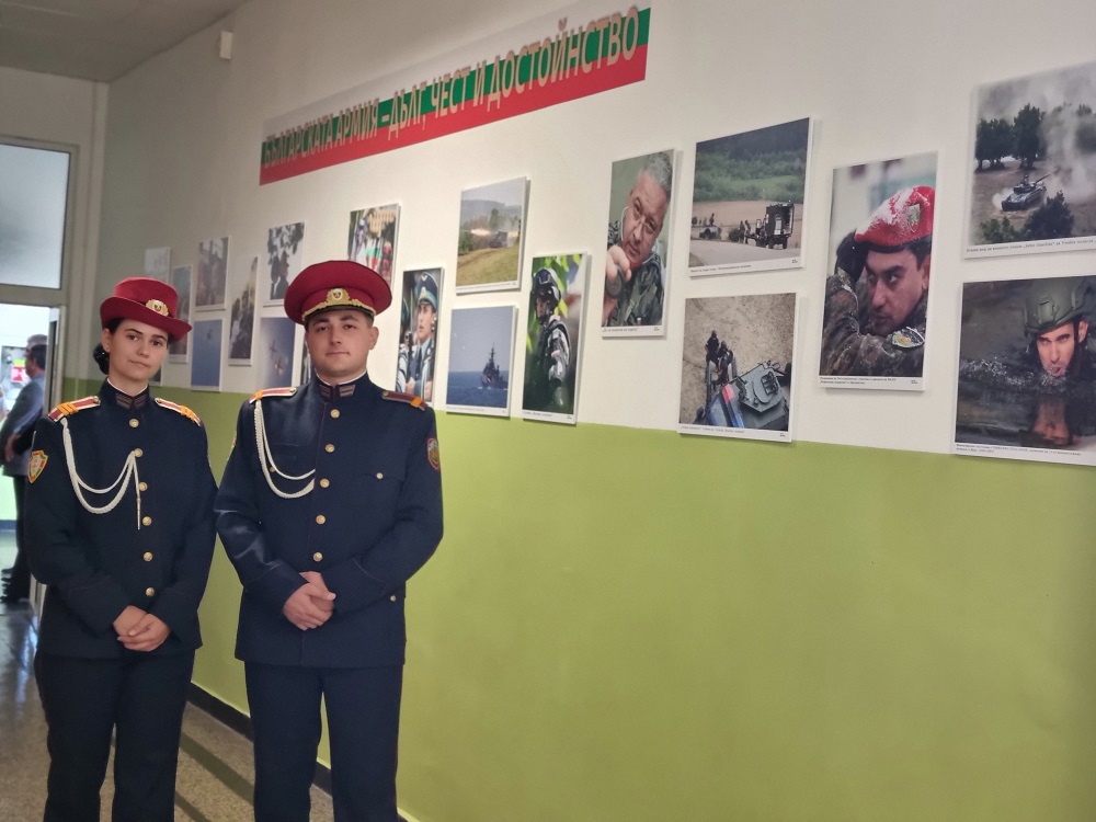 В СУ Иван Вазов откриха изложба на военния фотограф Вяра Йовева