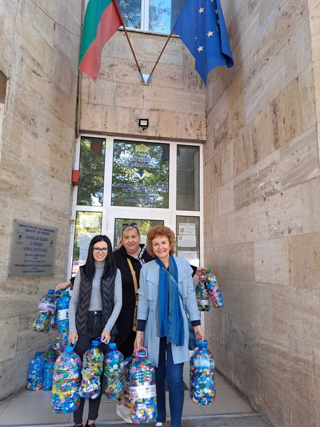 Офисът на НАП в Плевен се включи в кампания „Капачки за бъдеще“ за закупуване на трета детска линейка