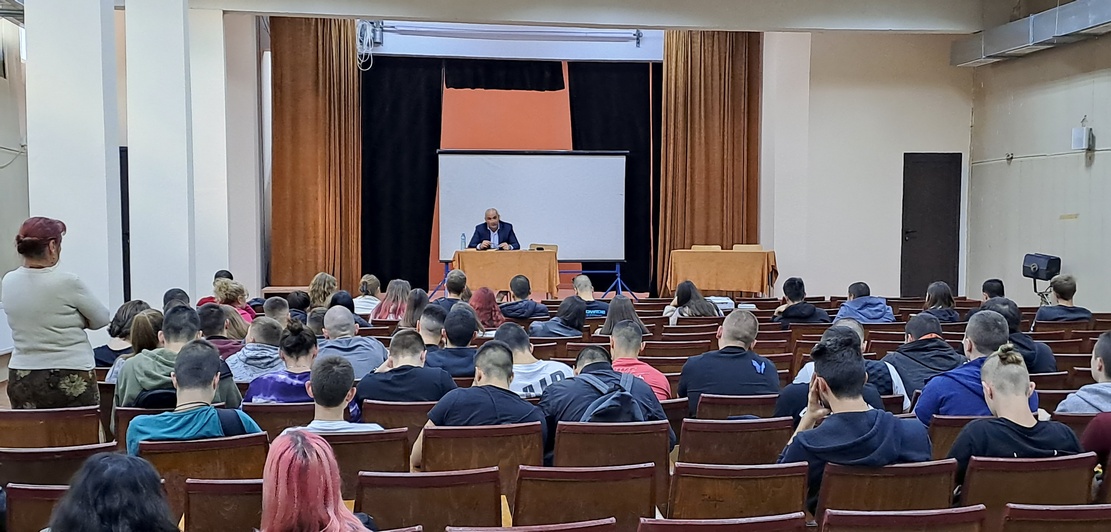 Започнаха лекции в рамките на инициативата на ВСС и Министерството на образованието