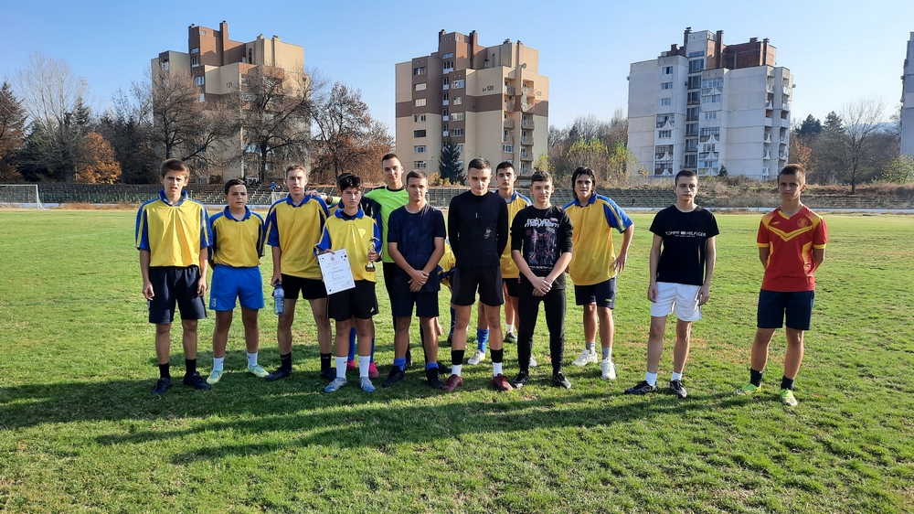 Отборът на ПМГ "Проф. Емануил Иванов" спечели общинските ученически игри по футбол за 8 - 10 клас