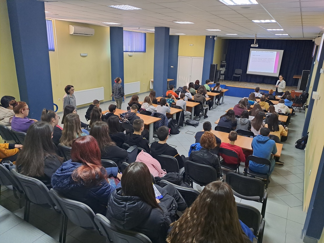 Започнаха лекции в рамките на инициативата на ВСС и Министерството на образованието