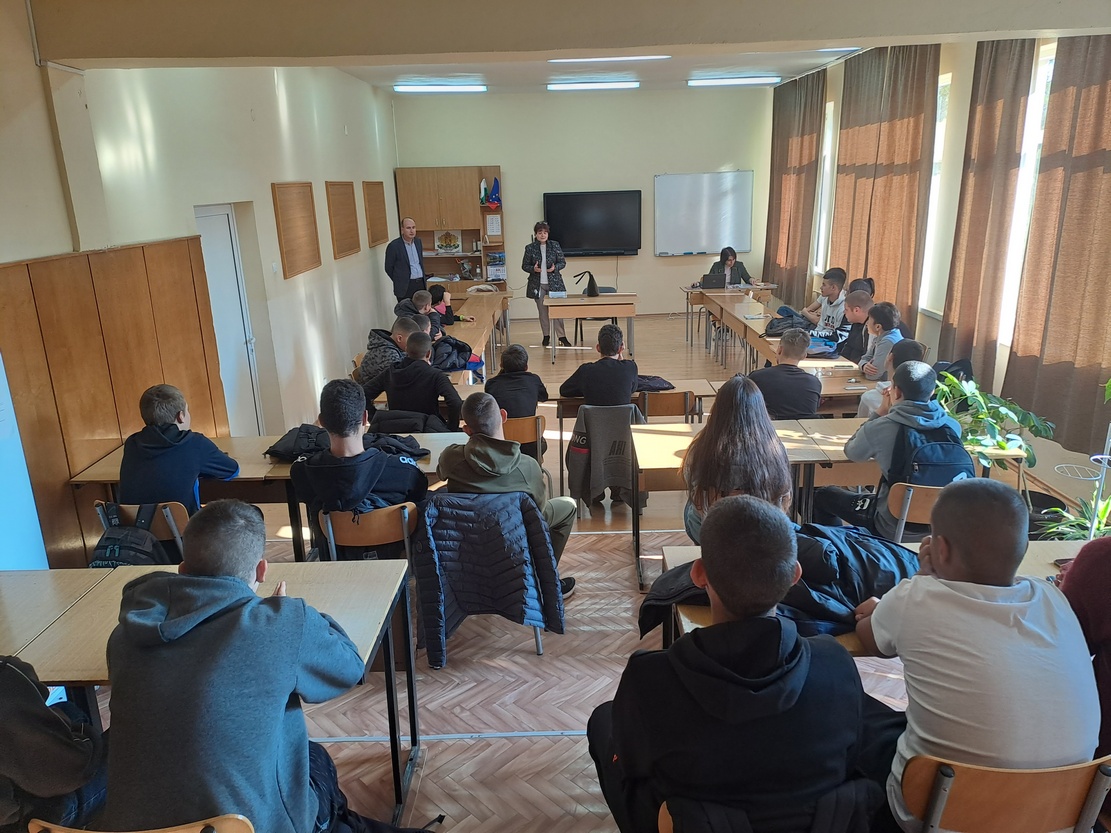 Започнаха лекции в рамките на инициативата на ВСС и Министерството на образованието