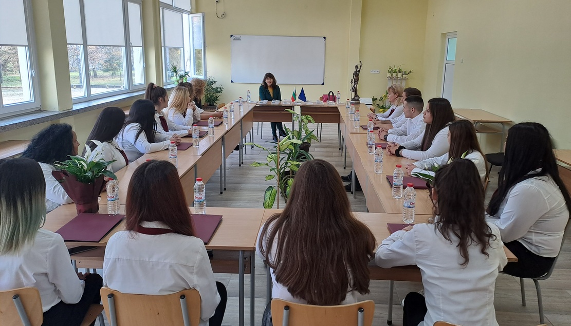 Започнаха лекции в рамките на инициативата на ВСС и Министерството на образованието