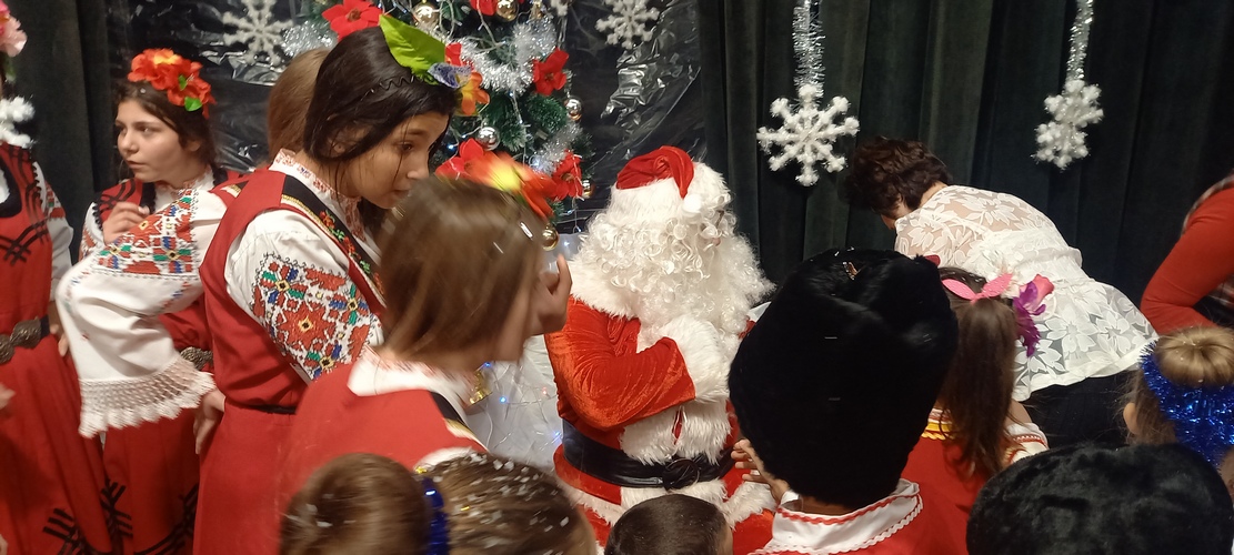 Голям коледен концерт напълни салона на читалището в Гулянци