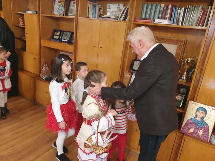 Малчуганите от ДГ "Зора" в Дупница изненадаха за  Баба Марта кмета на общината инж.Методи Чимев