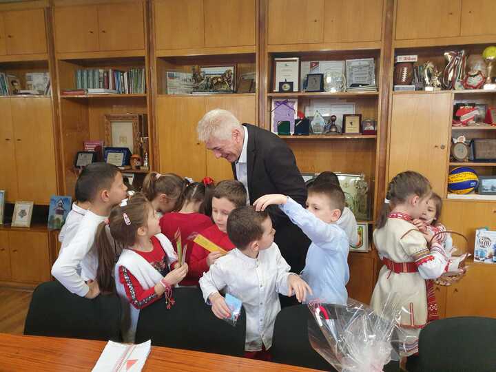 Малчуганите от ДГ "Зора" в Дупница изненадаха за  Баба Марта кмета на общината инж.Методи Чимев