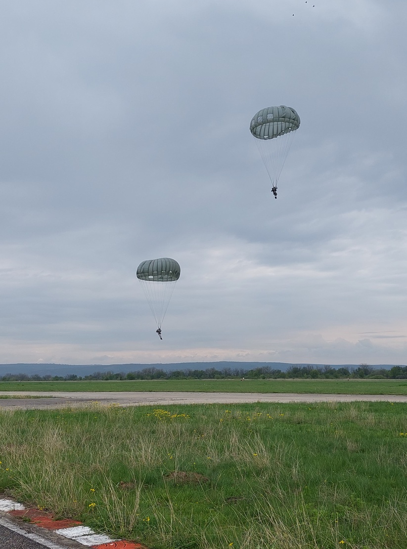 Първокурсниците пилоти във ВВВУ „Георги Бенковски“ разпериха криле