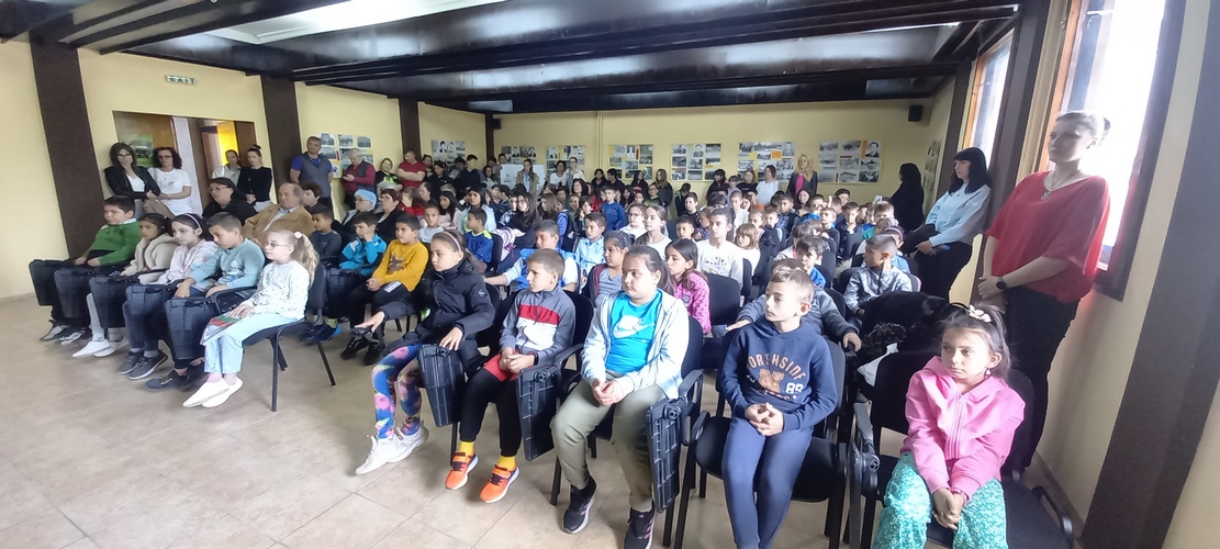 Ученици и културни дейци от община Гулянци се срещнаха с потомък на Васил Левски