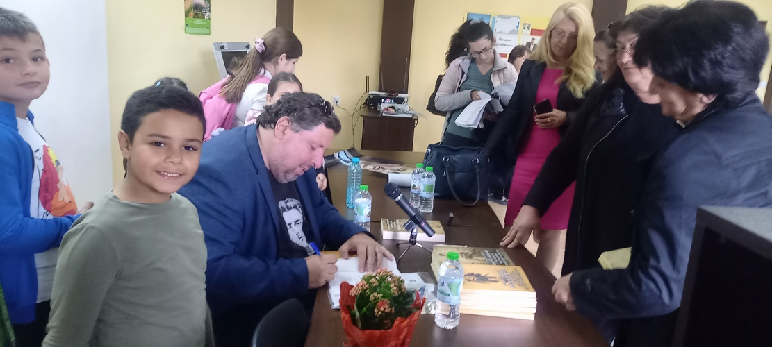 Ученици и културни дейци от община Гулянци се срещнаха с потомък на Васил Левски