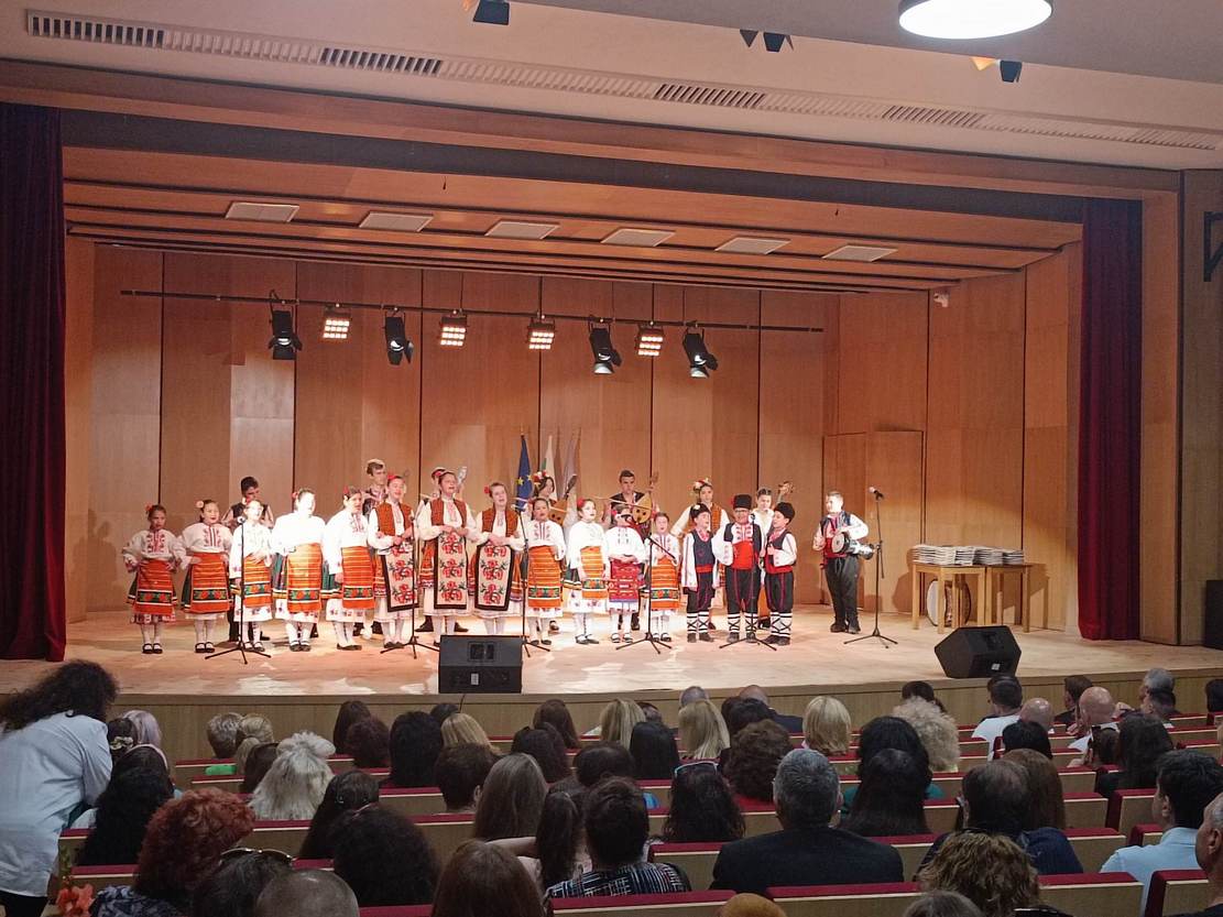 Награди за принос в областта на образованието получиха директори, педагози, ученици и деца от школи 