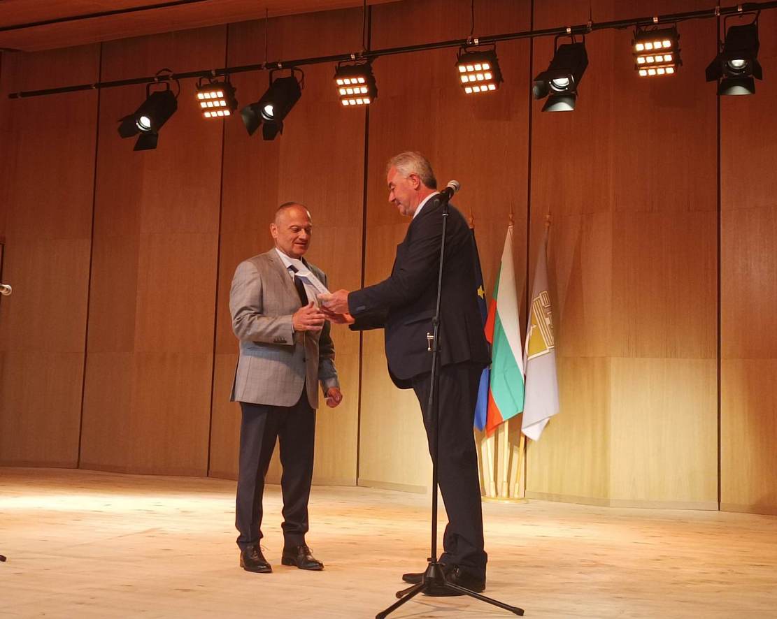 Награди за принос в областта на образованието получиха директори, педагози, ученици и деца от школи 